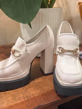 Forever 21 Size 7.5 White Lug Sole Platform Loafers